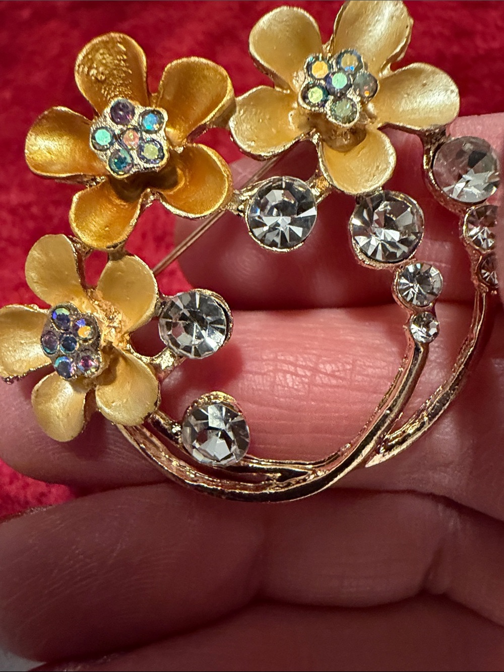 Vintage Gold tone Floral Crystal Brooch Pin - Gold Tone Flower Accent like new